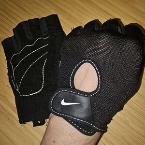 Nike women's fundamental training gloves